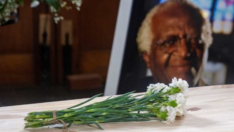 Flores sobre el ataúd del arzobispo Desmond Tutu durante el funeral de Estado, que se llevó a cabo en Ciudad del Cabo, el 1 de enero. (REUTERS)