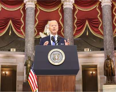 Biden culpa a la “red de mentiras” de Trump por el ataque al Capitolio (y la dura respuesta del expresidente)