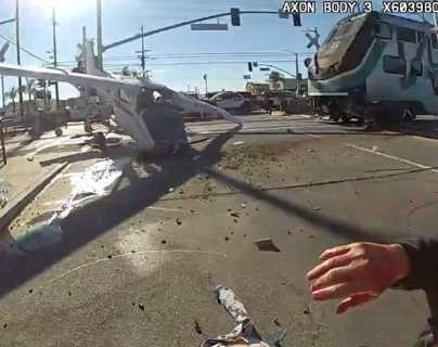 El increíble rescate de un piloto segundos antes de que su avioneta fuera arrollada por un tren
