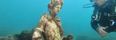 Una estatua en el Parque arqueológico submarino de Baia, en Italia. ANDREAS SOLARO/AFP VIA GETTY IMAGES