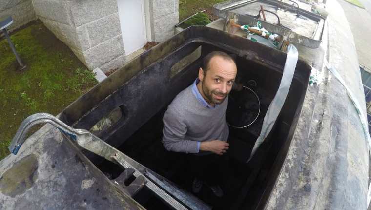 Javier Romero visitando el narcosubmarino para uno de los reportajes en su periódico, La Voz de Galicia.