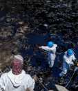 Las autoridades temen que al menos 6.000 barriles de petróleo fueron derramados en el Pacífico durante el incidente. EPA