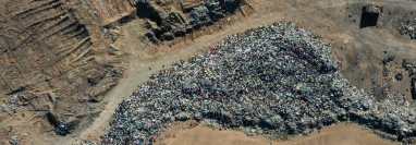 Se calcula que más de 300 hectáreas del desierto de Atacama están cubiertas de desechos textiles.