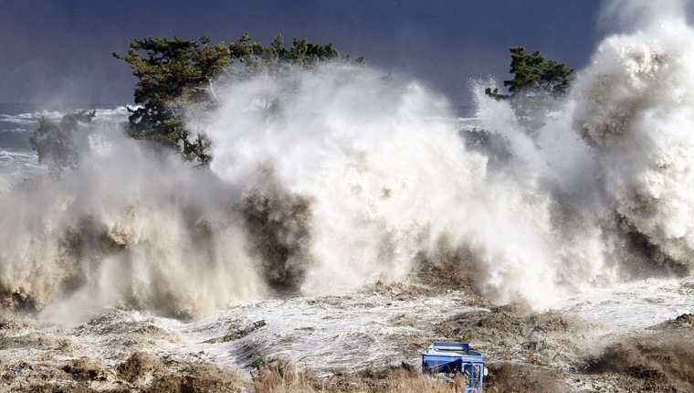 Un tsunami desatado por el terremoto en Japón el 11 de marzo de 2011 golpea la costa de Minamisoma en la prefectura de Fukushima.