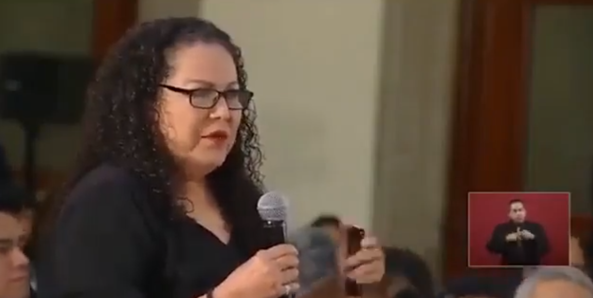 La periodista Lourdes Maldonado en la conferencia de prensa en la que habló con el presidente de México.