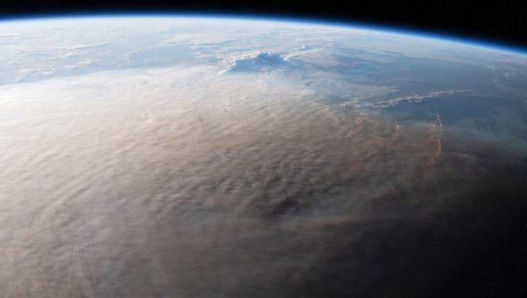 La erupción arrojó material a una altura de hasta 50 km. Esta foto de la explosión fue tomada por un astronauta en la Estación Espacial Internacional. (CONSULADO DEL REINO DE TONGA)