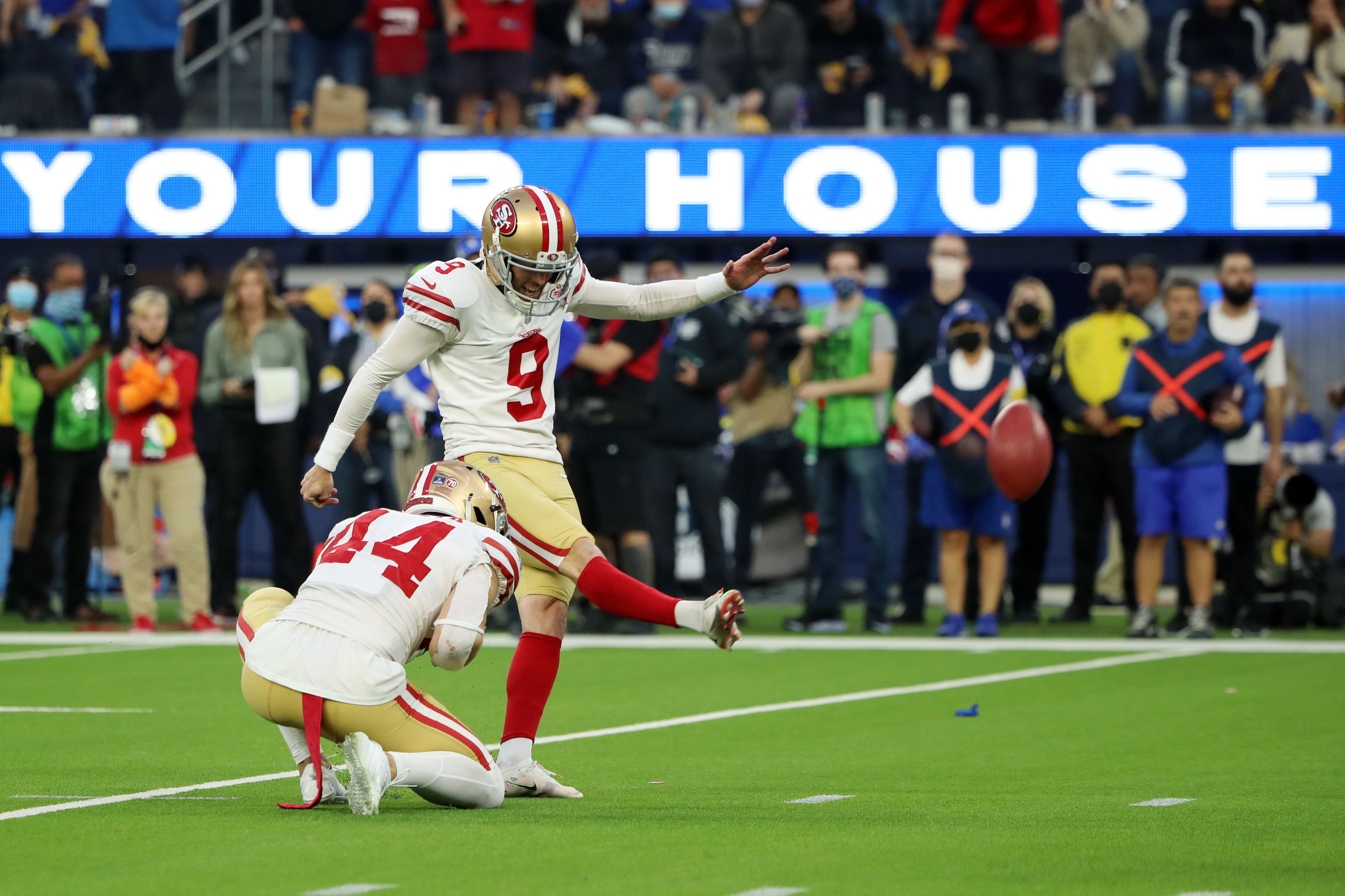 El jugador Robbie Gould (#9) de los San Francisco 49ers patea el gol de campo ganador ante Los Angeles Rams en el Estadio SoFi.  (Foto Prensa Libre: AFP)
