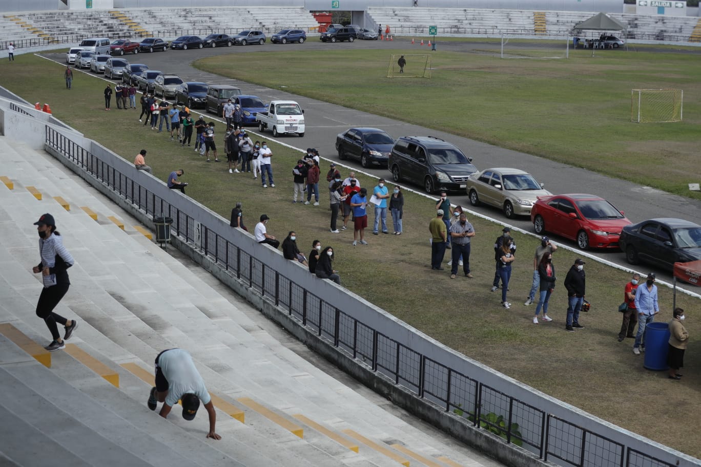 Peatones y conductores acuden al parque Érick Barrondo para practicarse hisopados.  (Foto Prensa Libre: Esbin García)