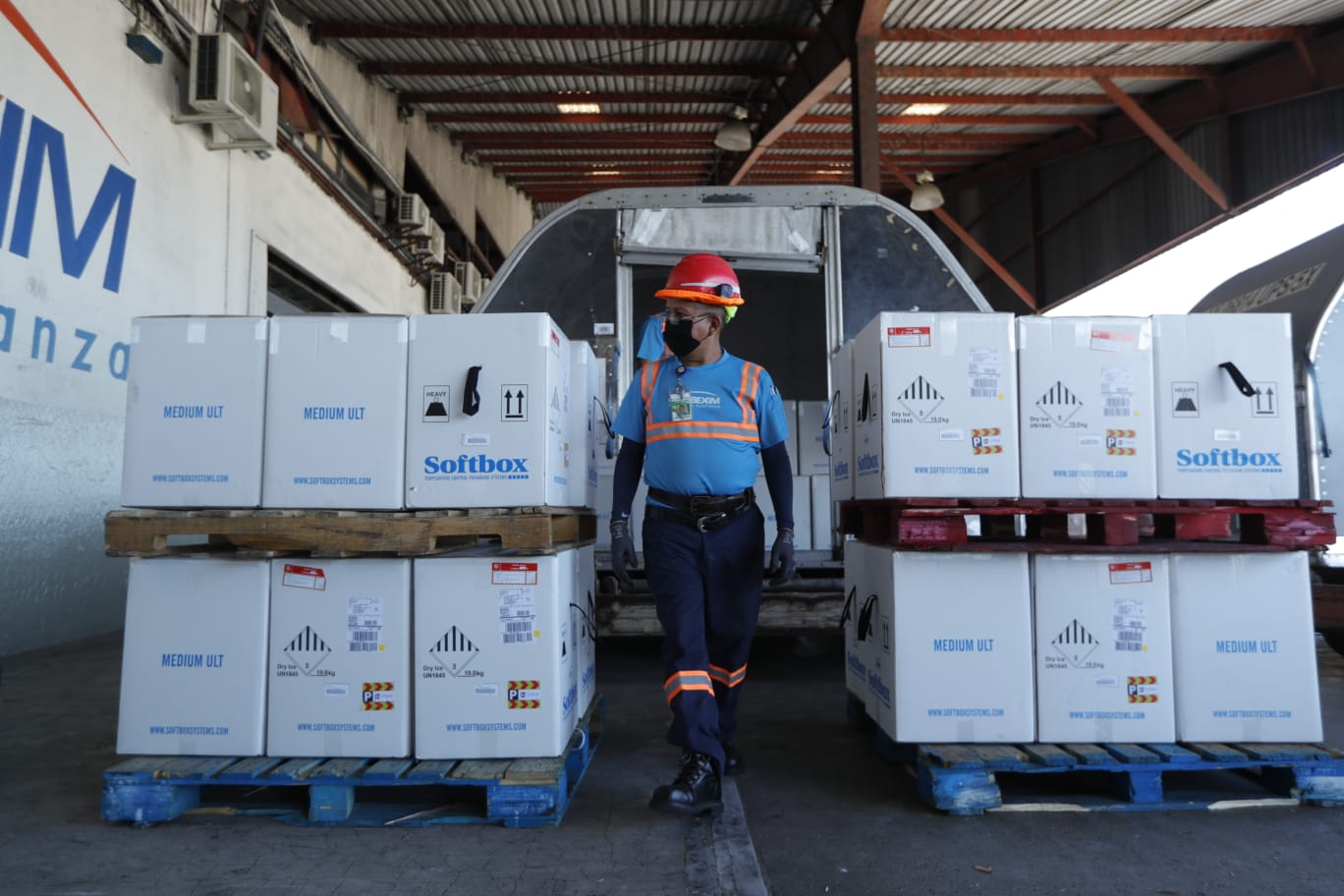 Las vacunas de la farmacéutica Pfizer arribaron al Aeropuerto Internacional La Aurora y fueron trasladadas posteriormente a las instalaciones del Ministerio de Salud. (Foto Prensa Libre: Esbin García) 