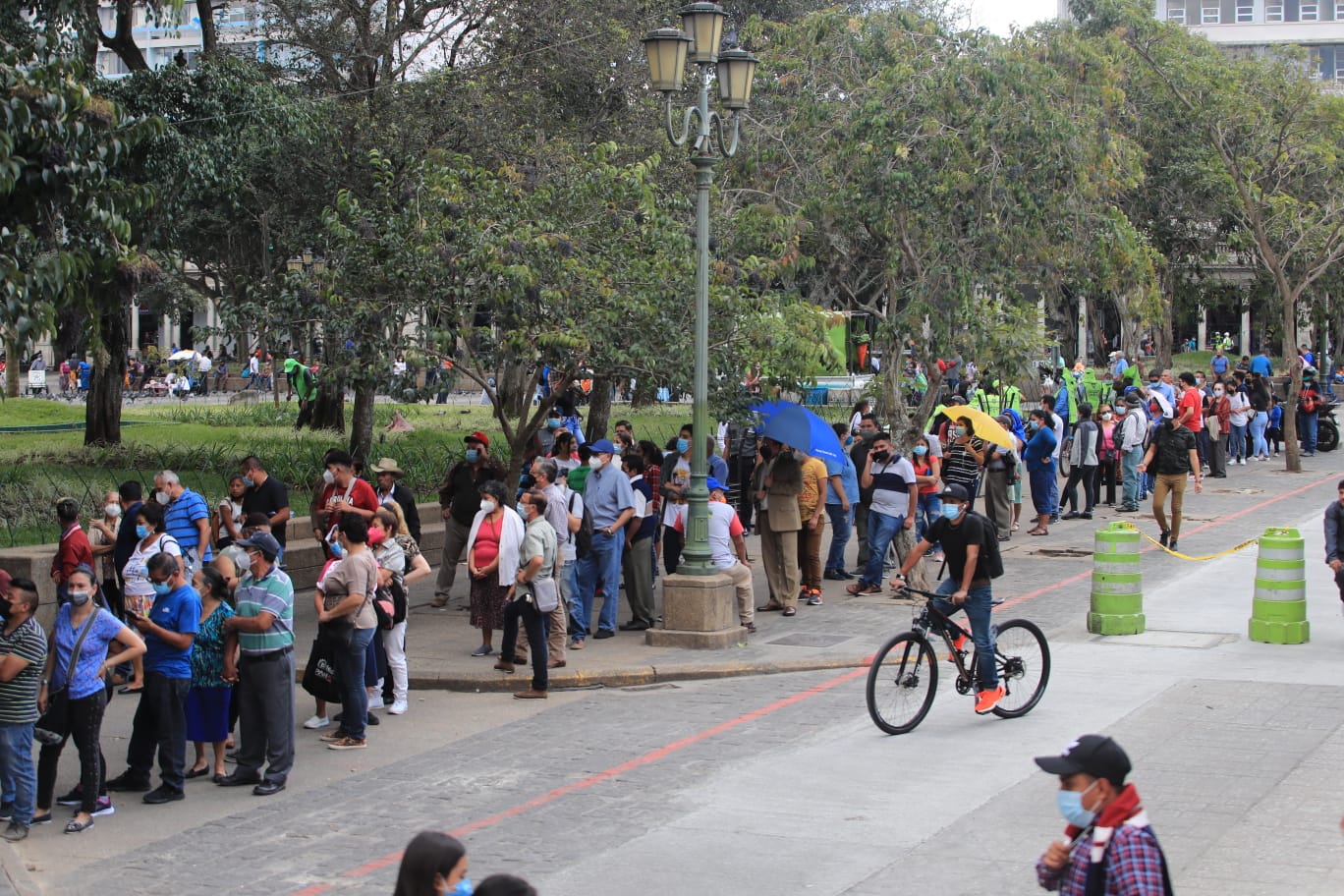 Guatemaltecos critican a funcionarios del Gobierno que no hacen fila en puesto de vacunación y exigen respeto