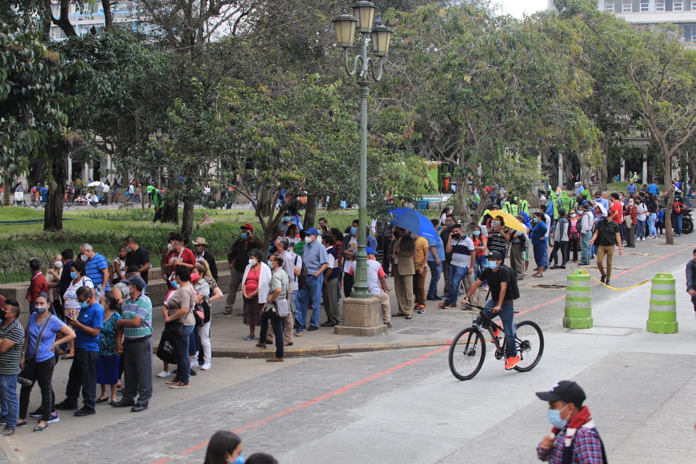 Decenas de guatemaltecos hacen largas filas para ser vacunados con la tercera dosis contra el coronavirus en la Plaza de la Constitución. (Foto Prensa Libre: Byron García) 