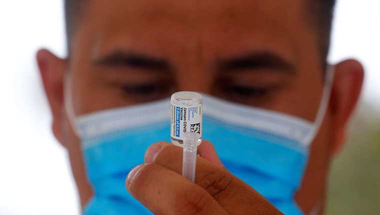 En un día el Ministerio de Salud registró más de 50 mil personas buscando la tercera dosis de la vacuna contra el coronavirus.  (Foto Prensa Libre: Hemeroteca PL)