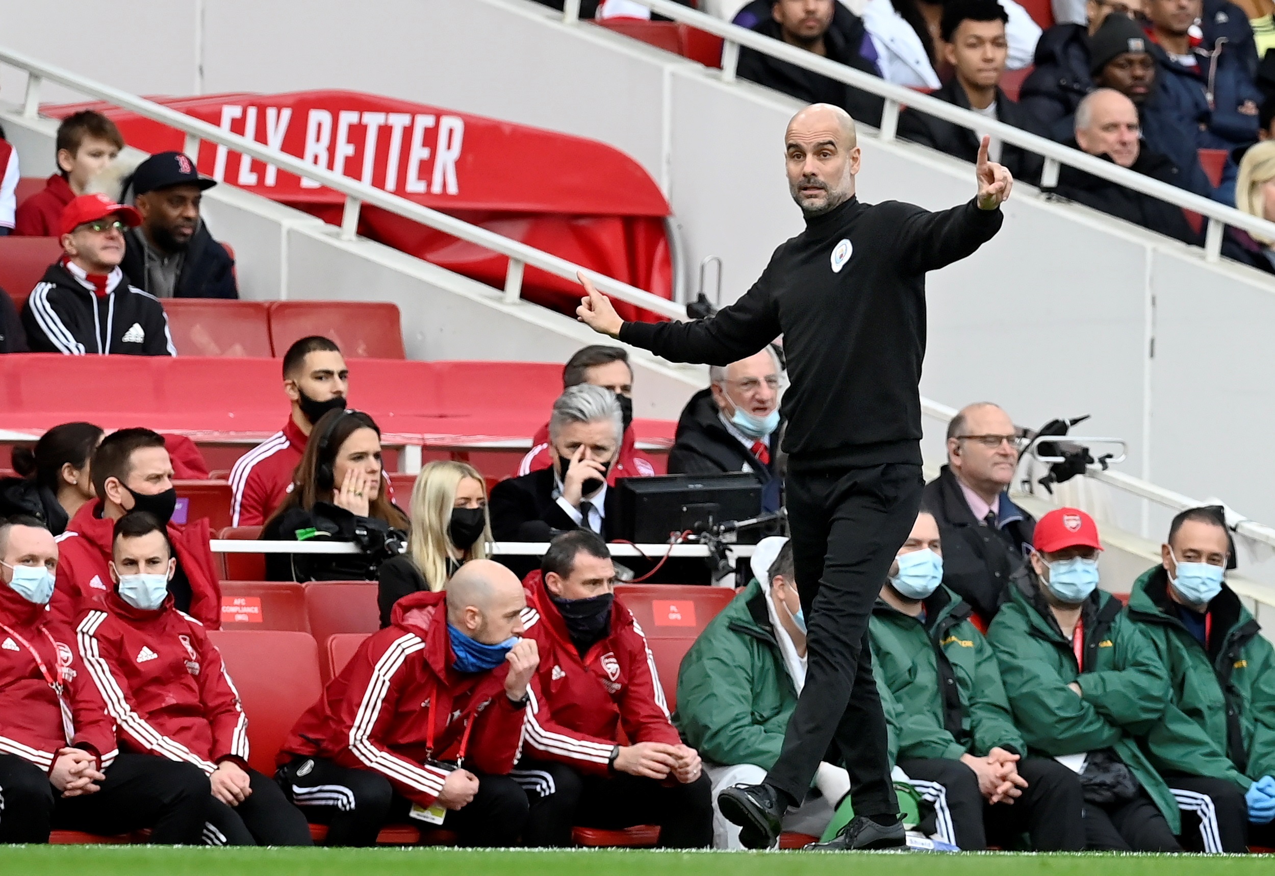 El entrenador del Manchester City Pep Guardiola reacciona en el partido ante el Arsenal. (Foto Prensa Libre: EFE)