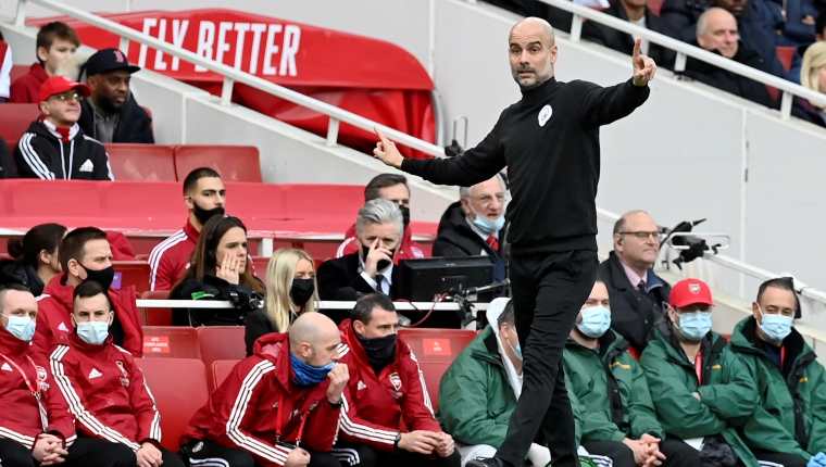 El entrenador del Manchester City Pep Guardiola reacciona en el partido ante el Arsenal. (Foto Prensa Libre: EFE)