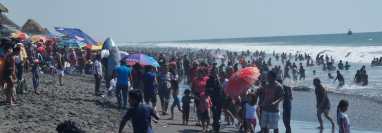 Las playas de Champerico y Tulate, en Retalhuleu, fueron abarrotadas este 1 de enero por decenas de turistas. (Foto Prensa Libre: Victoria Ruiz)