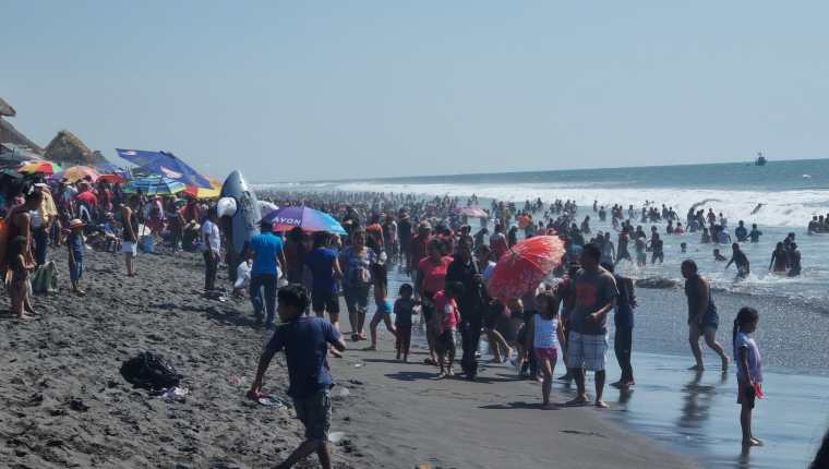 Las playas de Champerico y Tulate, en Retalhuleu, fueron abarrotadas este 1 de enero por decenas de turistas. (Foto Prensa Libre: Victoria Ruiz)