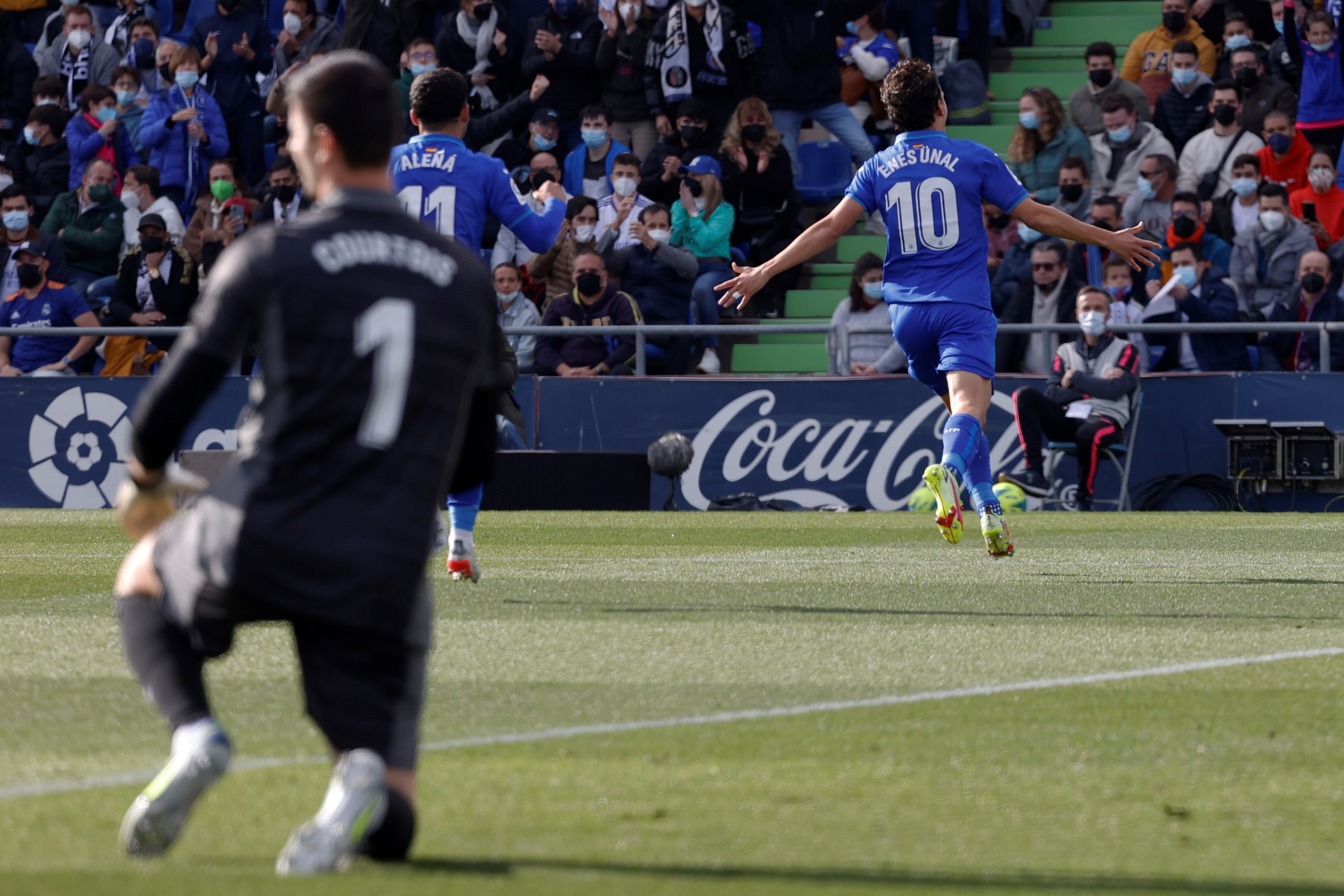 El futbolista Enes Ünai (d), del Getafe, celebra tras marcarle el gol de la victoria al Real Madrid. (Foto Prensa Libre: EFE)