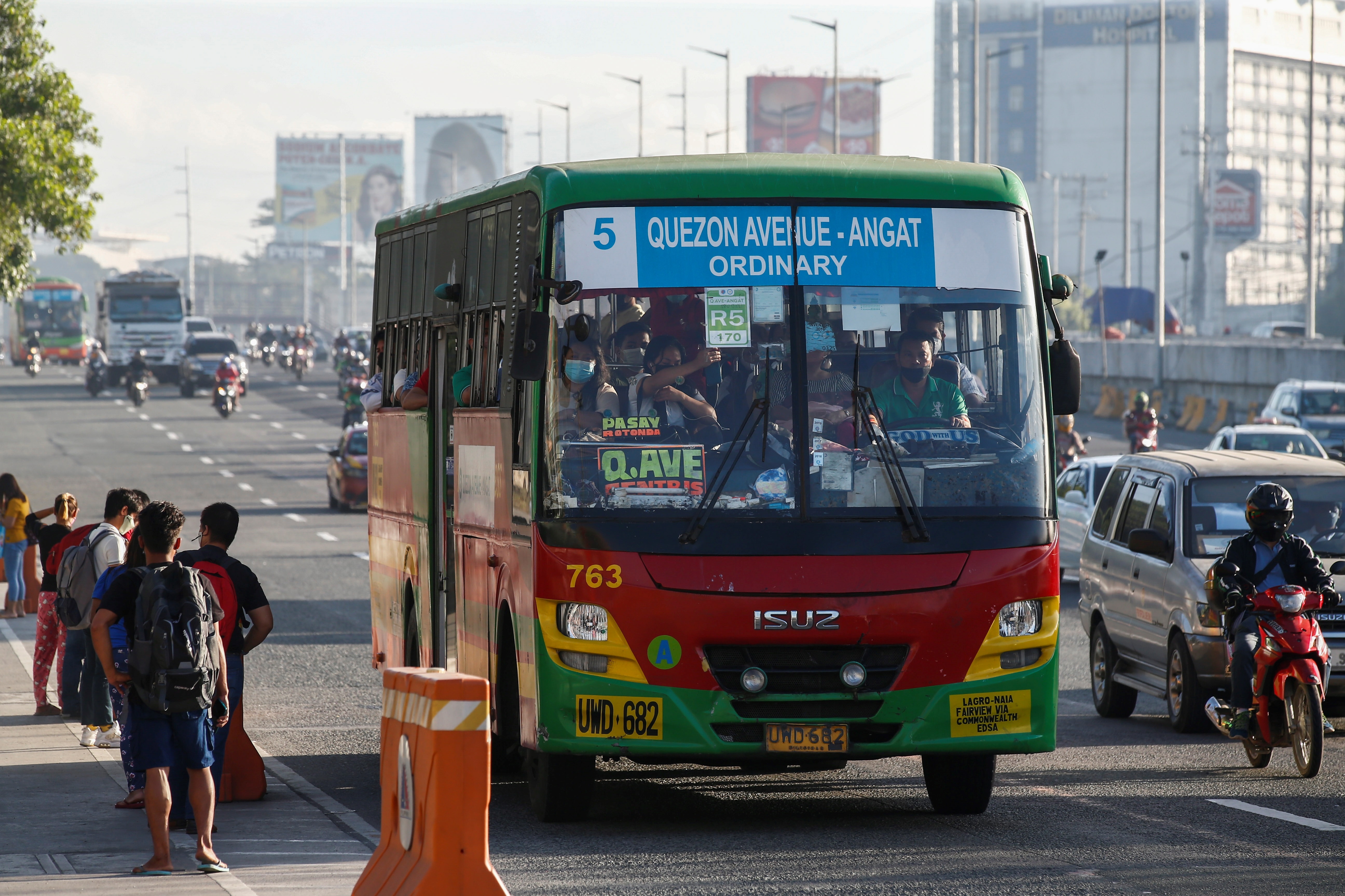 Manila (Philippines), 03/01/2022.- A bus transports passengers through a main thoroughfare in Quezon City, Metro Manila, Philippines 03 January 2022. Face to face school classes were suspended, public transportation and commercial establishments were monitored for controlled capacity as the COVID-19 alert level in the Philippine capital of Metro Manila was raised 03 January due to a rise in recorded positive cases at the end of the Christmas season. Local government units in the capital are expected to implement policies to restrict movement by unvaccinated citizens outside their homes. (Filipinas) EFE/EPA/ROLEX DELA PENA