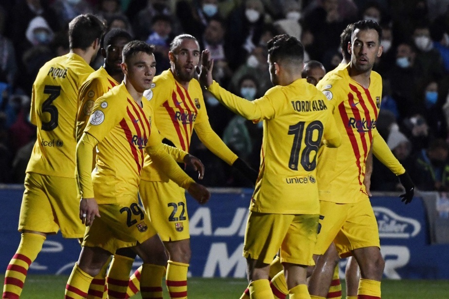 El delantero del Barcelona Ferrán Jutglá (3-i) celebra con sus compañeros tras marcar el 1-2. (Foto Prensa Libre: EFE)