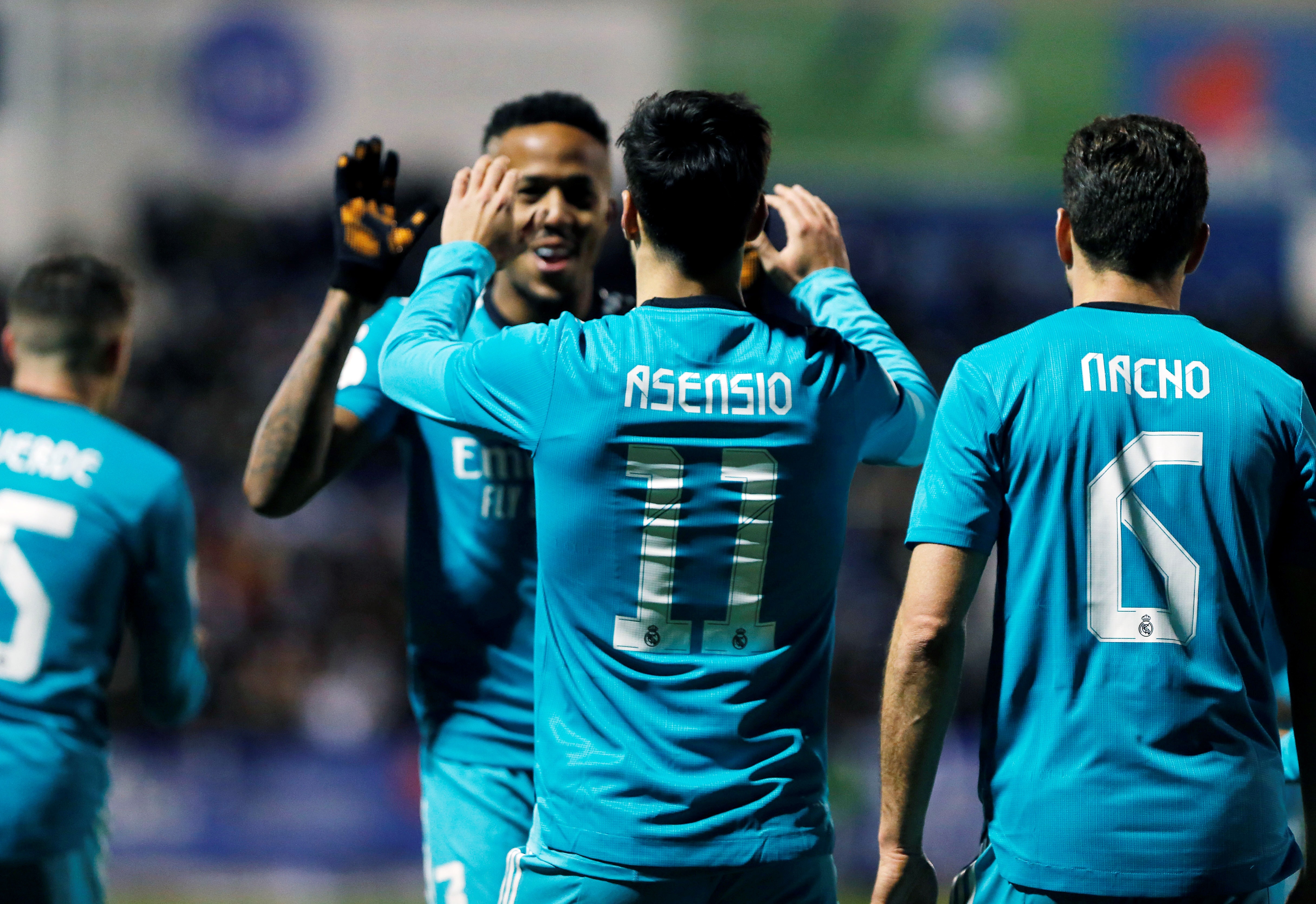 Los jugadores del Real Madrid, Marco Asensio y el brasileño Eder Militao, celebran el segundo gol del equipo madridista. (Foto Prensa Libre: EFE)