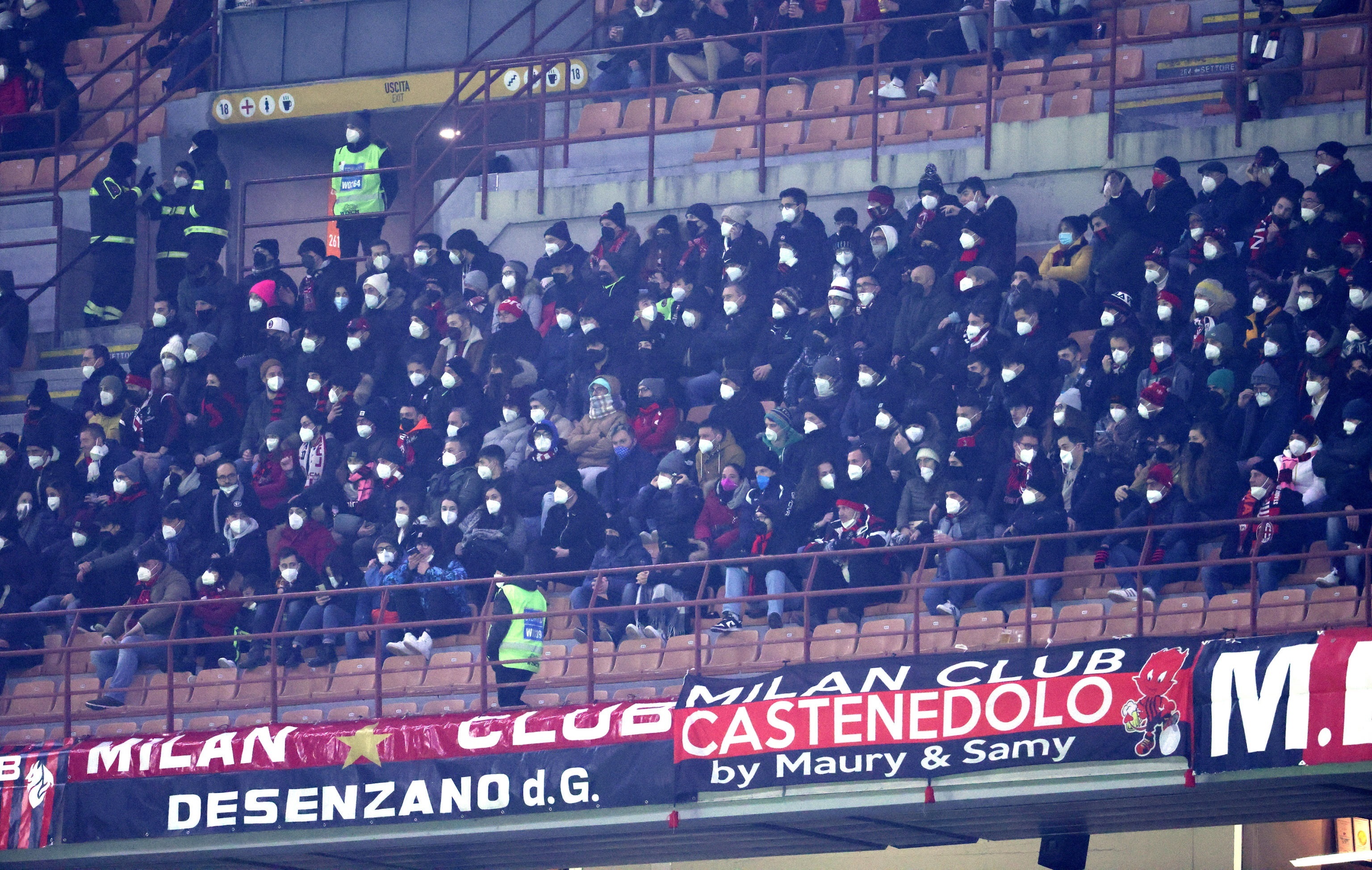 Los aficionados del AC Milán durante el enfrentamiento de la As Roma en el San Siro. (Foto Prensa Libre: EFE)