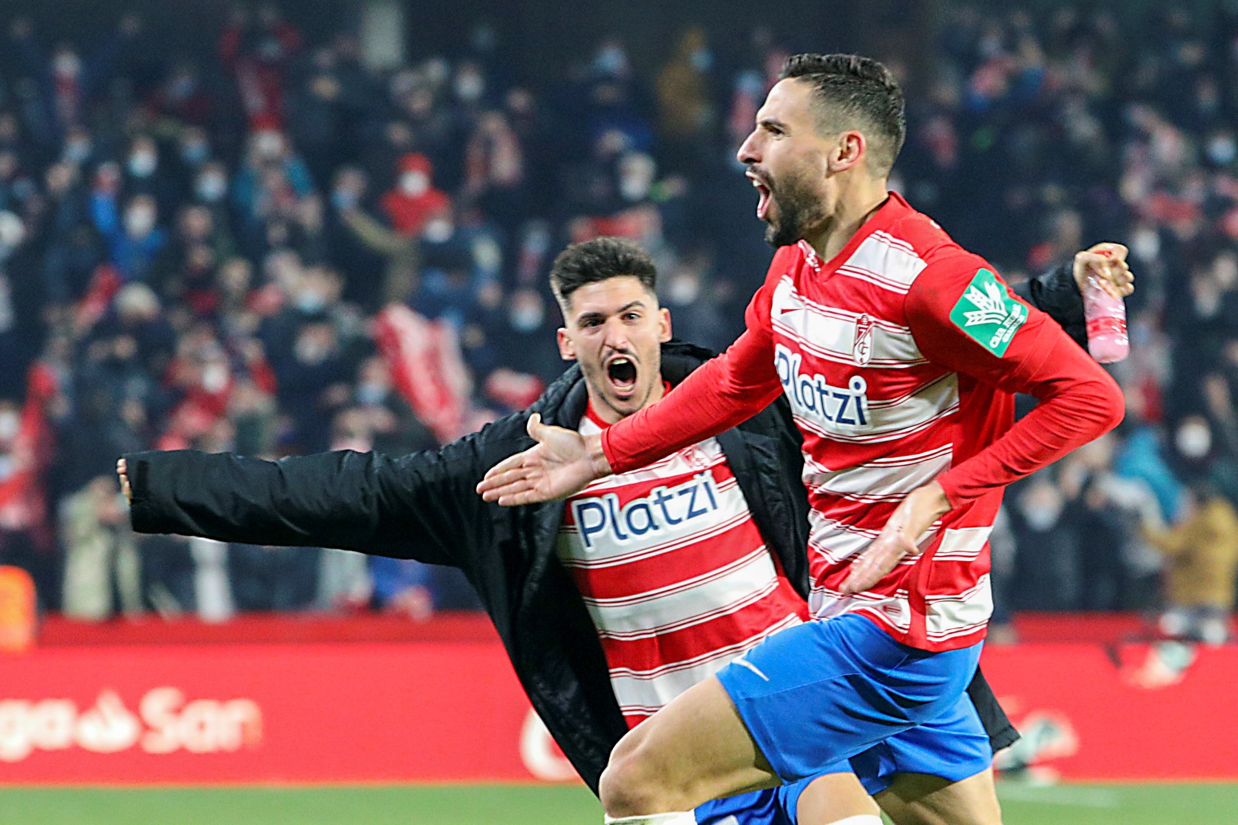El jugador del Granada, José Antonio Puertas (d), celebra el primer gol del equipo andaluz que ha significado el empate a uno definitivo ante el FC Barcelona. (Foto Prensa Libre: EFE)