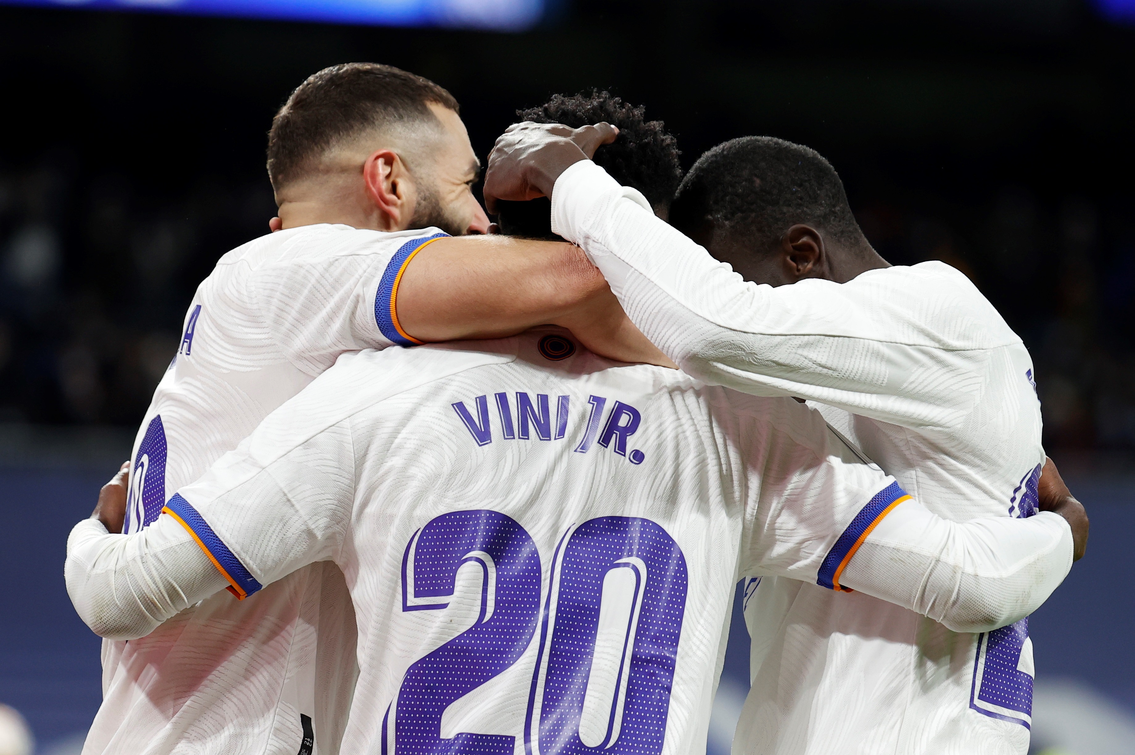 Los jugadores del Real Madrid celebran el segundo gol del equipo madridista al Valencia en el estadio Santiago Bernabéu. (Foto Prensa Libre: EFE) 