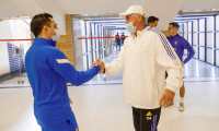 El entrenador del Real Madrid Carlo Ancelotti (2i) y el del Barcelona, Xavi Hernández (i) se saludan en el estadio Príncipe Faisal de Riad, capital de Arabia Saudita, donde mañana se enfrentan sus respectivos equipos en la primera semifinal de la Supercopa de España. Foto Prensa Libre: EFE