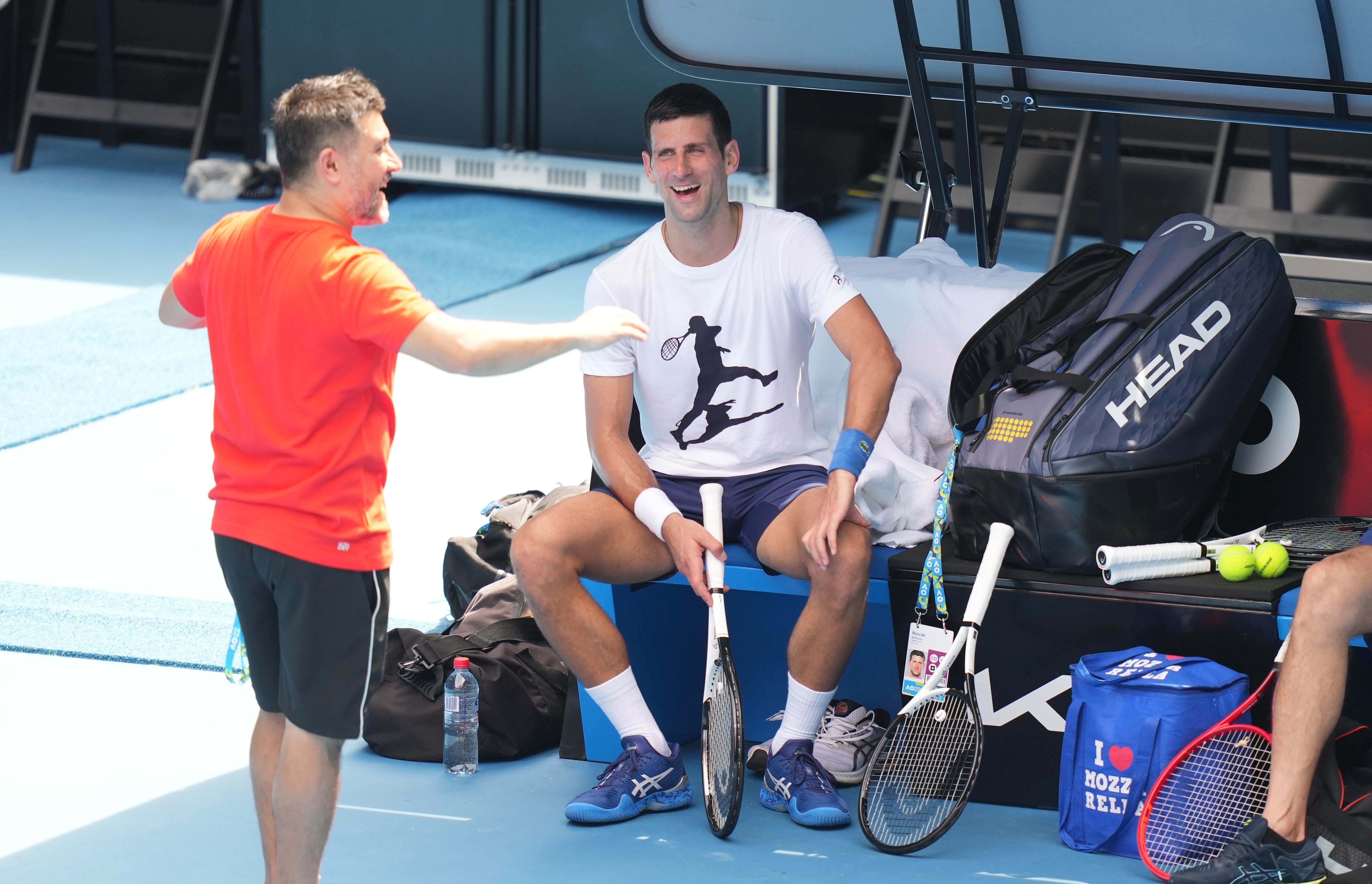 Esta foto proporcionada por Tennis Australia muestra al serbio  Novak Djokovic (R) y su fisioterapeuta Ulises Badio durante una sesión de práctica antes del Abierto de Australia en el  Melbourne Park. Foto Prensa Libre: EFE.