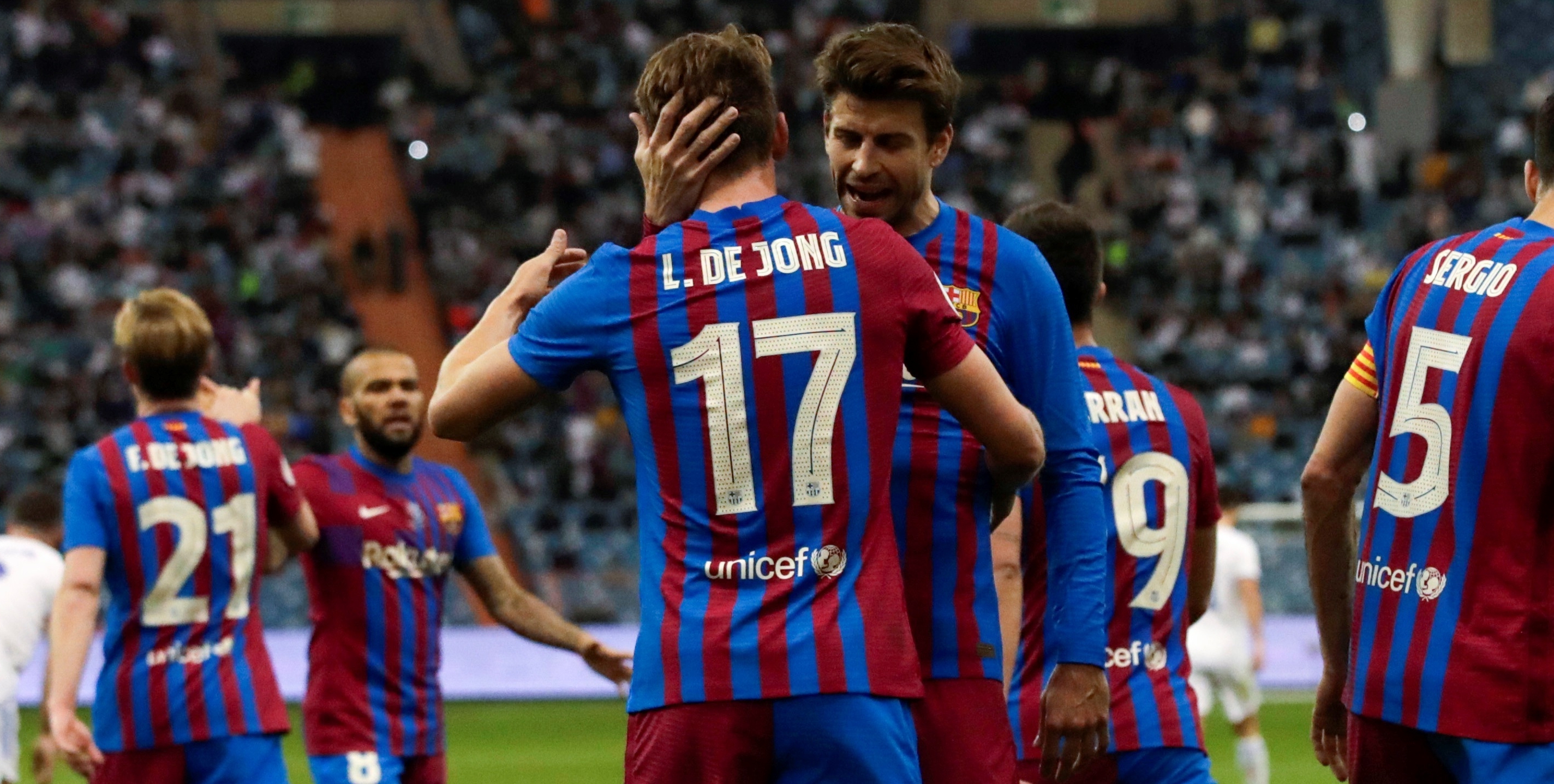 Los jugadores del FC Barcelona, Gerard Piqué y el neerlandés Luuk de Jong, celebran el primer gol del equipo blaugrana durante el encuentro correspondiente a la semifinal de la Supercopa de España que han disputado el miércoles frente al Real Madrid. (Foto Prensa Libre: EFE)