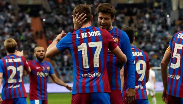 Los jugadores del FC Barcelona, Gerard Piqué y el neerlandés Luuk de Jong, celebran el primer gol del equipo blaugrana durante el encuentro correspondiente a la semifinal de la Supercopa de España que han disputado el miércoles frente al Real Madrid. (Foto Prensa Libre: EFE)