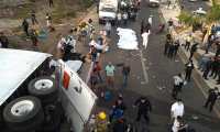 Rescatistas y autoridades trabajan en la zona de un accidente de un camión donde viajaban migrantes, en el municipio Chiapa de Corzo, estado de Chiapas, México, el pasado 9 de diciembre de 2021.  (Foto Prensa Libre: EFE)