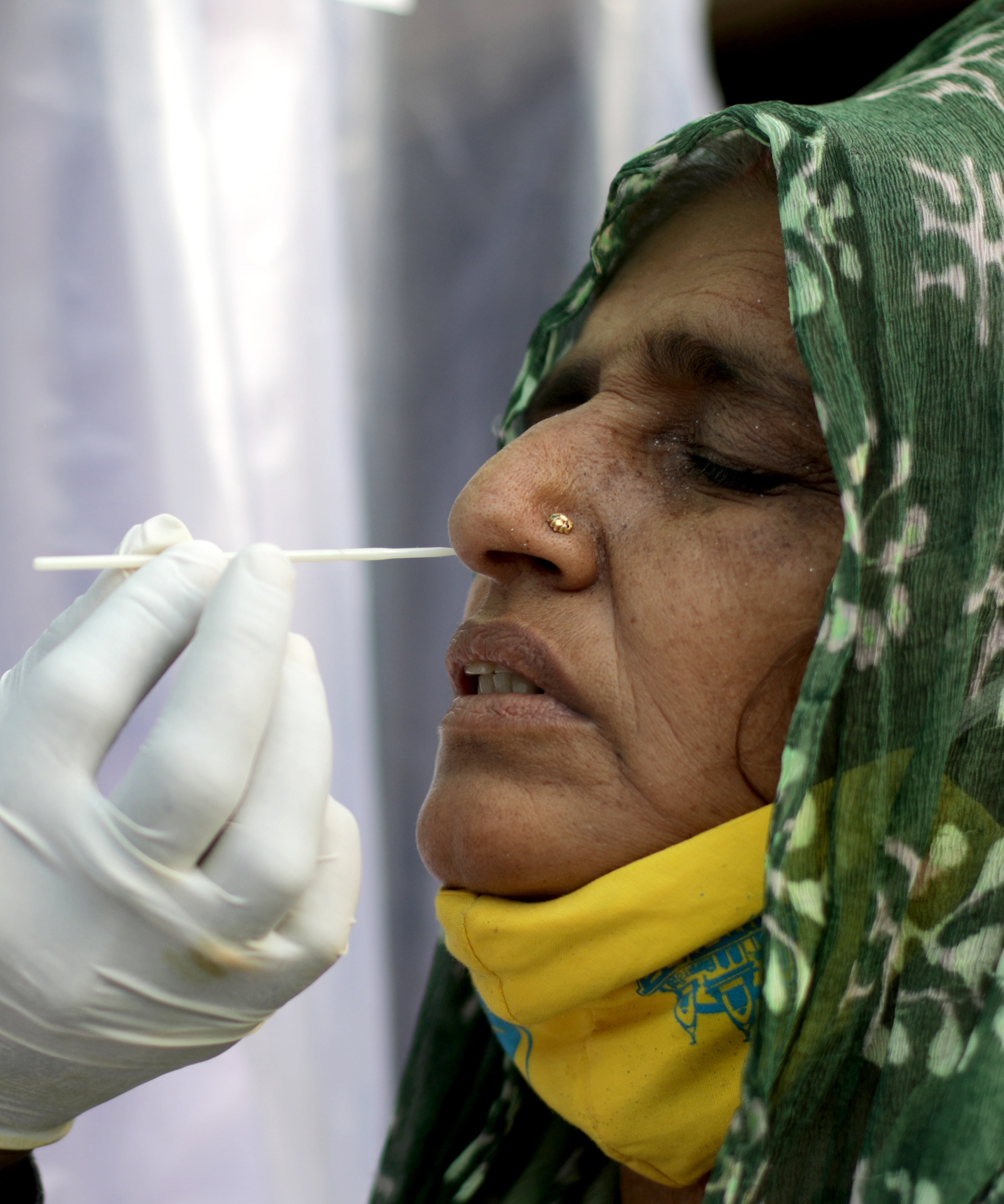 Sagar Island (India), 13/01/2022.- A health worker takes a swab sample for COVID-19 test for devotees as they gather at Sagar Island during annual fair amid of Covid crisis, 130km south of Kolkata, Eastern India, 13 January 2022. Bengal government announced a new partial lockdown and night curfew for fifteen days to combat the spread of new Omicron variant in India. Ganga Sagar Fair is an annual gathering of Hindu pilgrims during Makar Sankranti on Sagar Island, to take a dip in the sacred waters of the Ganges River before it reaches the Bay of Bengal. EFE/EPA/PIYAL ADHIKARY