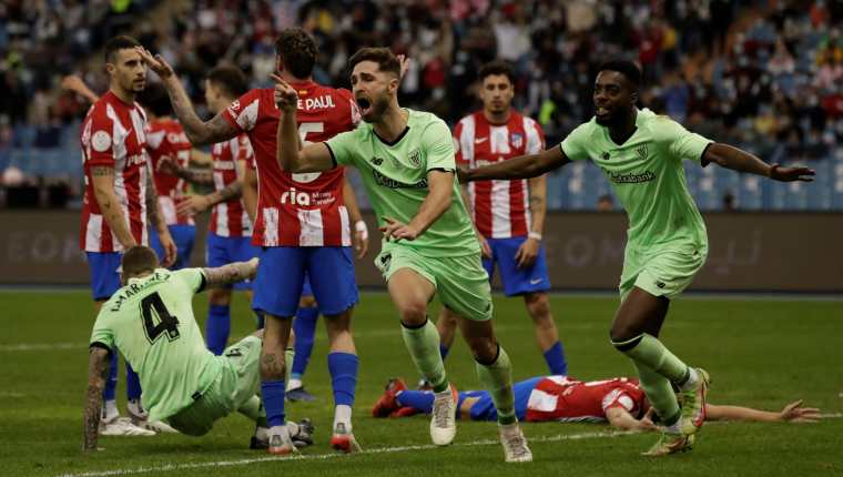 El defensa del Athletic de Bilbao, Yeray Álvarez (c), celebra el primer gol del equipo bilbaíno durante el partido de semifinales de la Supercopa de España que han disputado este jueves 13 de enero frente al Atlético de Madrid en el estadio Rey Fahd de Riad. Foto Prensa Libre: EFE.