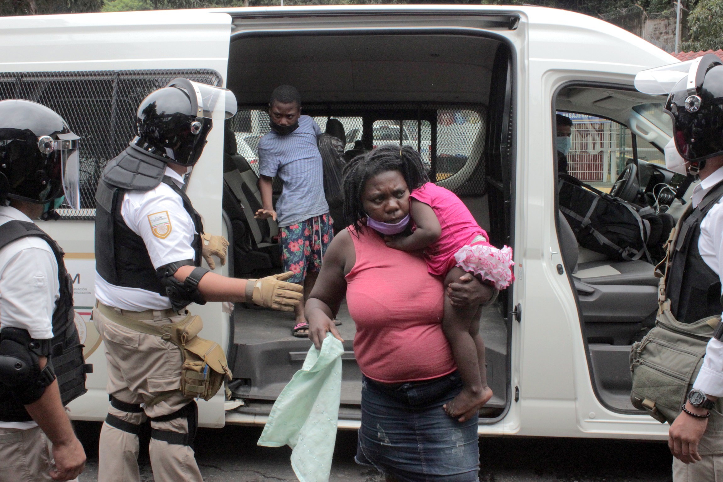 MEX2831. TAPACHULA (MÉXICO), 14/01/2022.- Fotografía de archivo fechada el 14 de junio de 2021, que muestra a personal del Instituto Nacional de Migración (INM), mientras traslada a migrantes centroamericanos interceptados en un reten migratorio, en la ciudad de Tapachula, en el estado de Chiapas (México). Las decenas de migrantes muertos en accidentes viales en los últimos años en México y los miles de interceptados cuando viajaban hacinados en tráileres visibilizan la imposibilidad de controlar el flujo migratorio y hacen todavía más peligrosa la ruta hacia Estados Unidos. EFE/Juan Manuel Blanco ARCHIVO