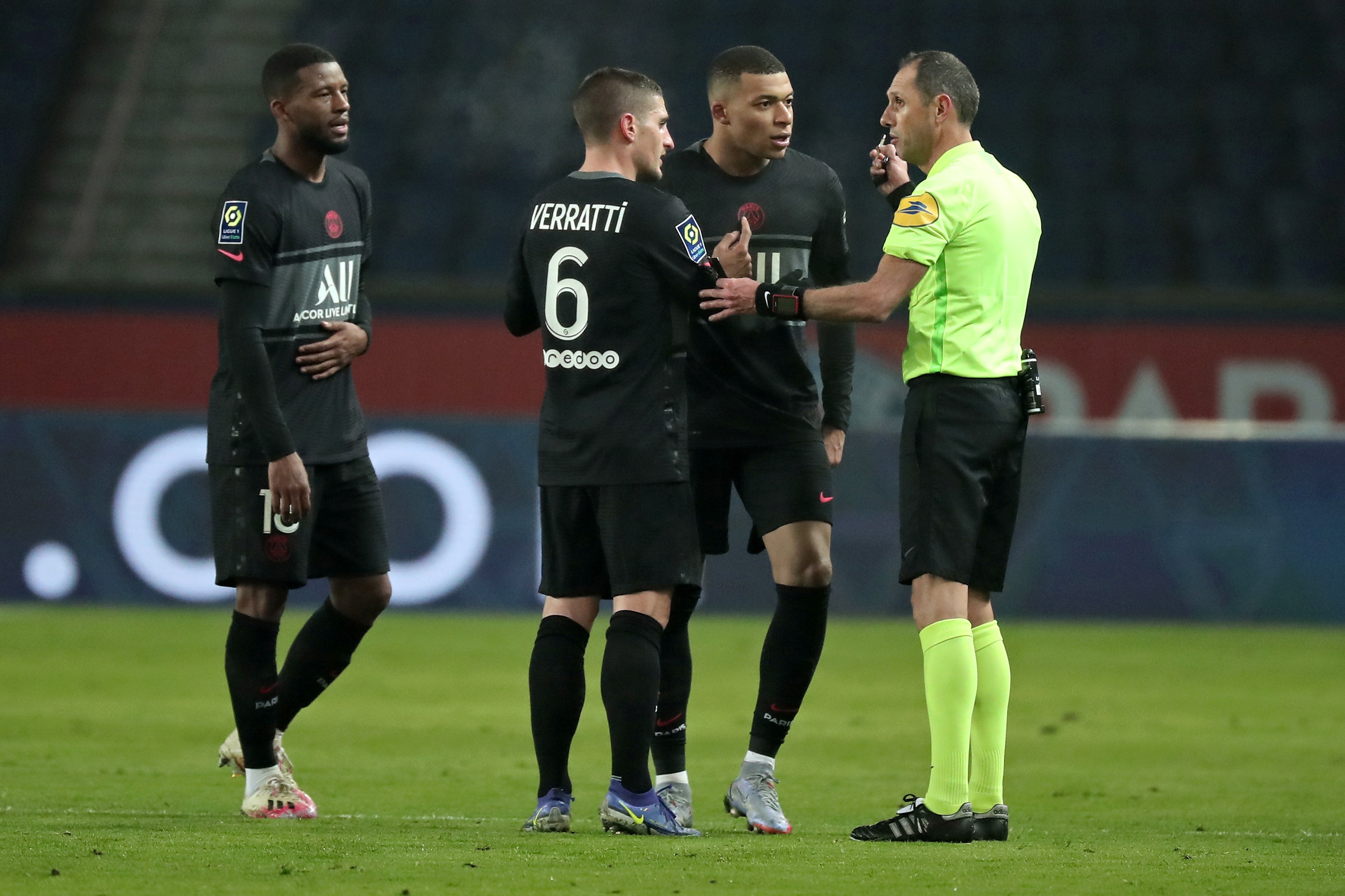VIDEO | Mbappé furioso con el árbitro del PSG-Brest: “¡No sabes arbitrar aquí!”