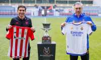 Los entrenadores del Athletic Club y del Real Madrid, Marcelino García Toral (i) y Carlo Ancelotti (d), posan junto al trofeo. (Foto Prensa Libre: EFE)