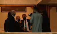 El presidente del Real Madrid, Florentino Pérez (2-i), conversa con el seleccionador español, Luis Enrique (3-i), en presencia del presidente de la RFEF, Luis Rubiales (i), al inicio de la final de la Supercopa. (Foto Prensa Libre: EFE)