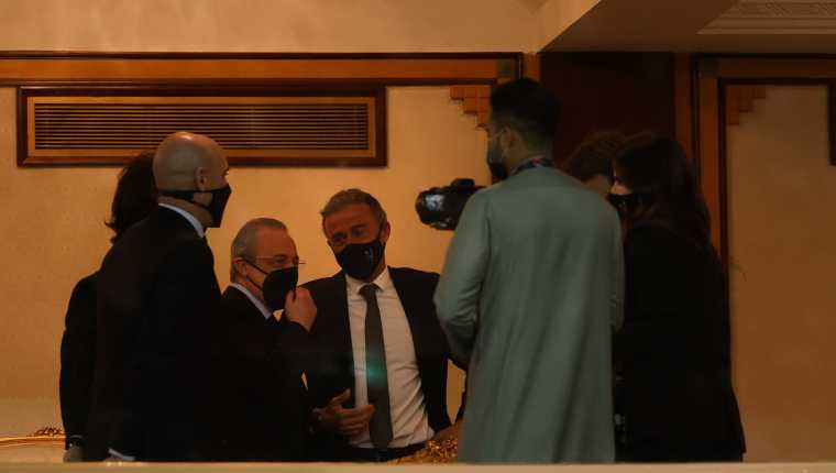 El presidente del Real Madrid, Florentino Pérez (2-i), conversa con el seleccionador español, Luis Enrique (3-i), en presencia del presidente de la RFEF, Luis Rubiales (i), al inicio de la final de la Supercopa. (Foto Prensa Libre: EFE)