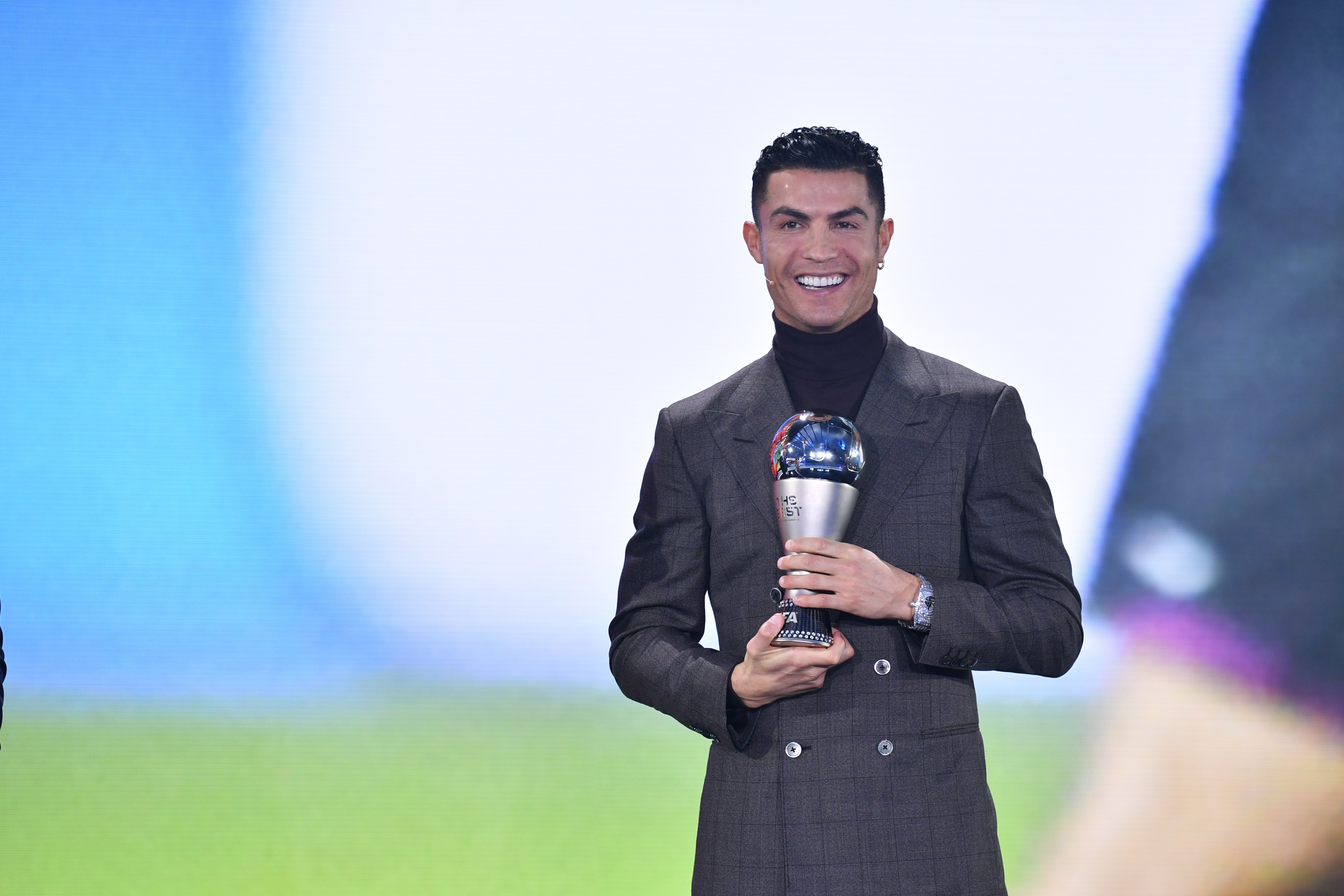 Cristiano Ronaldo estuvo en la ceremonia de The Best celebrada en Zúrich. (Foto Prensa Libre: EFE)