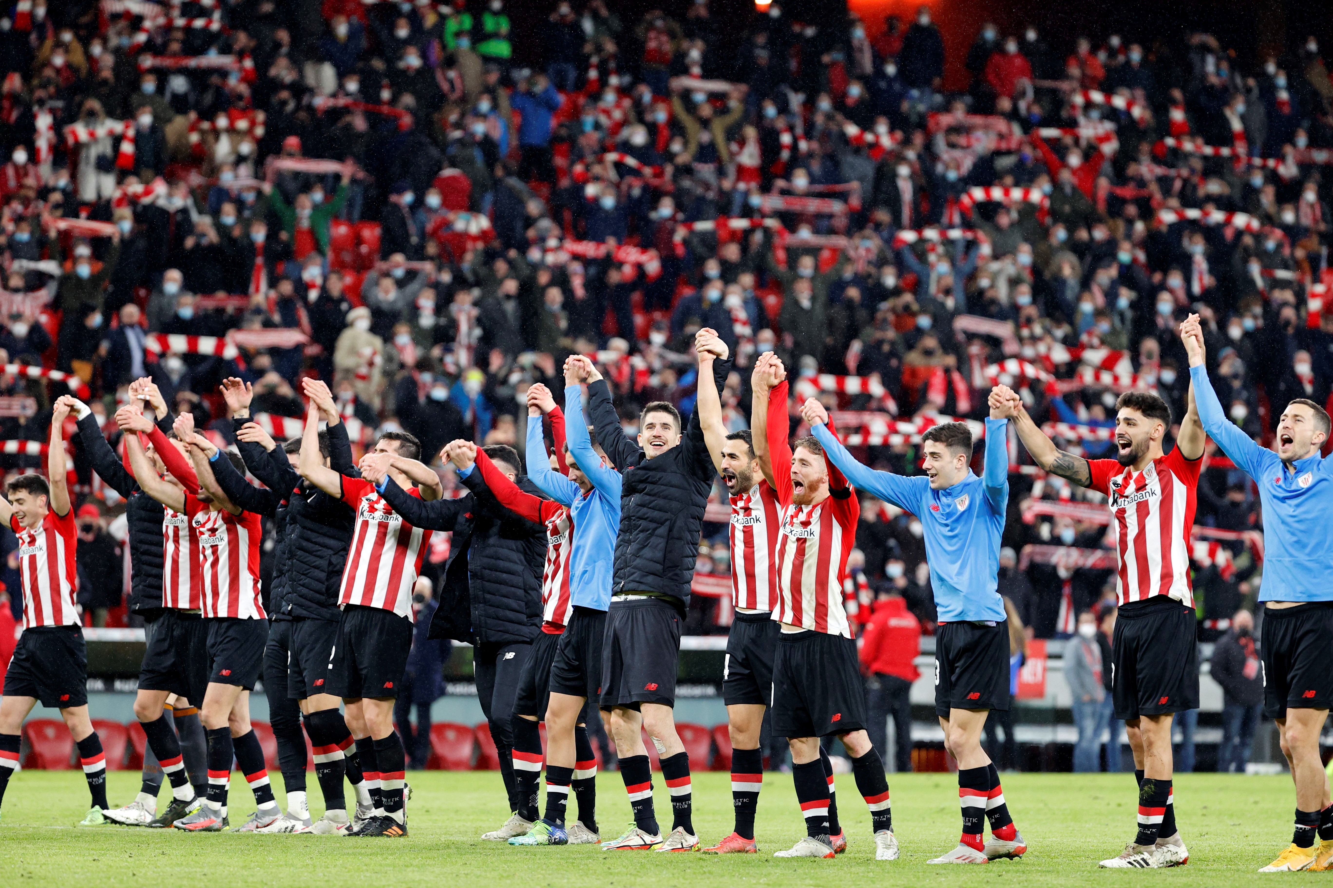Los jugadores del Athletic Club celebran el pase de su equipo a cuartos de final tras derrotar al FC Barcelona.
 (Foto Prensa Libre: EFE).