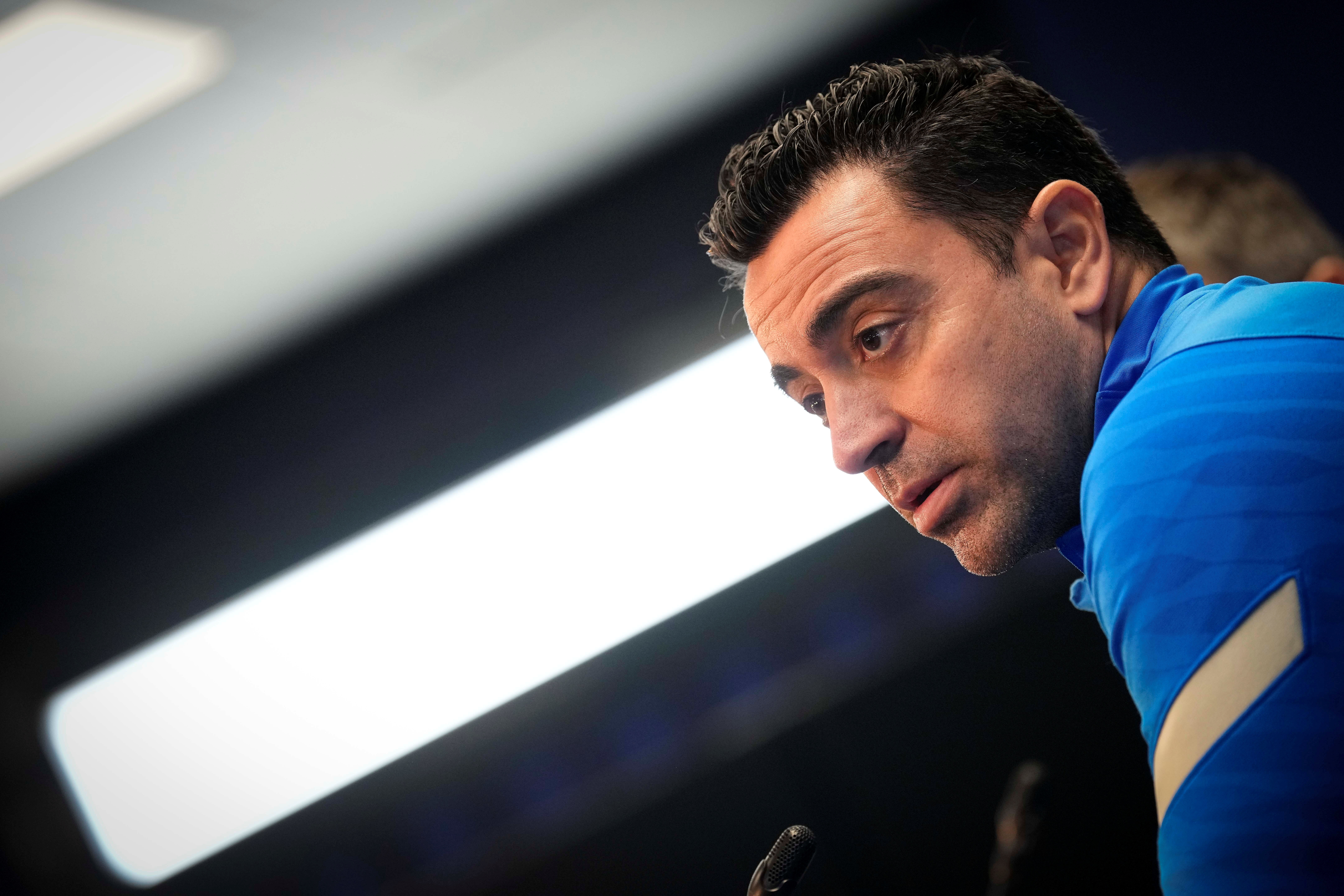 El entrenador del FC Barcelona, Xavi Hernández, interviene durante la rueda de prensa posterior al entrenamiento del sábado de cara a su enfrentamiento contra el Alavés. (Foto Prensa Libre: EFE) 