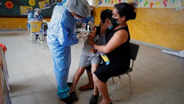 Varios países latinoamericanos ya comenzaron a vacunar a los niños de entre 5 y 11 años, como Perú. (Foto: EFE)