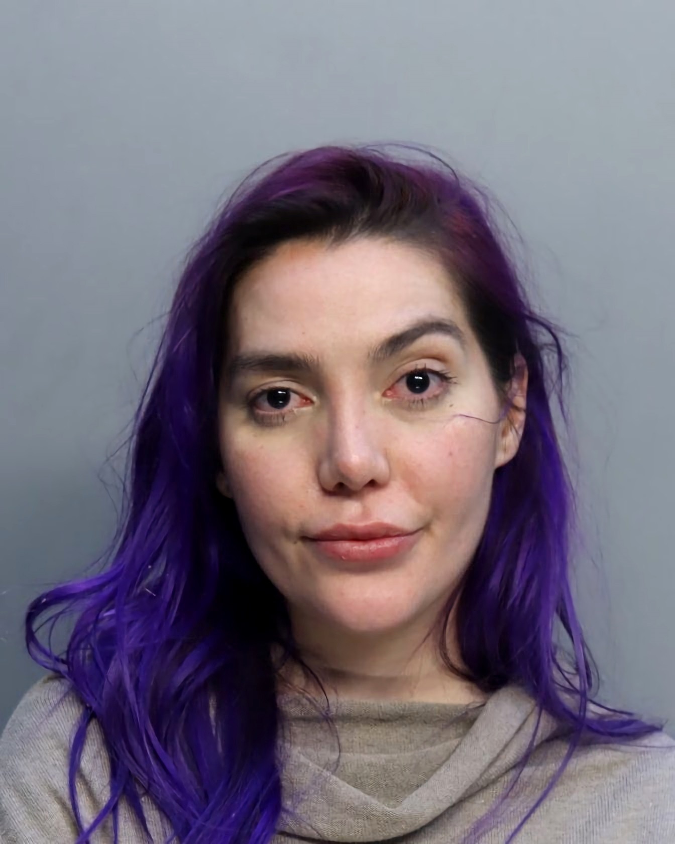 USA4688. MIAMI (FL, EEUU), 24/01/2022.- Fotografía cedida por Miami-Dade County de la ficha policial de la cantante Frida Sofía, hija de la también artista mexicana Alejandra Guzmán, quien fue detenida en Miami la noche del domingo por alterar el orden público y oponer resistencia al momento de ser arrestada. Por ahora se desconocen las circunstancias en que fue detenida Frida Sofía, de 29 años, a quien se le impuso una fianza de 1.500 dólares, que pagó antes del mediodía del lunes, por lo que quedó en libertad. EFE/ Miami-dade County SOLO USO EDITORIAL SOLO DISPONIBLE PARA ILUSTRAR LA NOTICIA QUE ACOMPAÑA (CRÉDITO OBLIGATORIO)