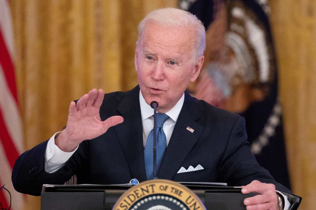 Joe Biden responde a periodistas. (Foto Prensa Libre: EFE)
