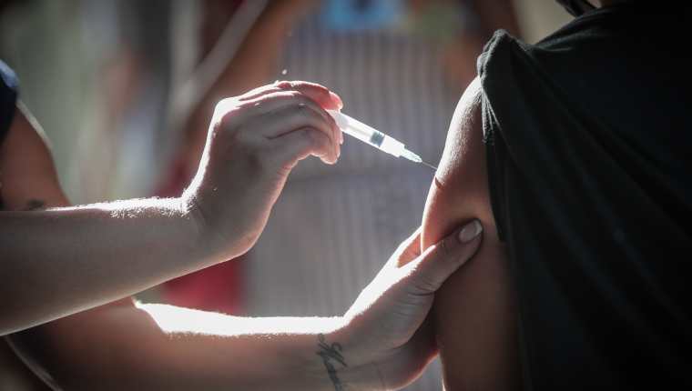 Moderna  alista el refuerzo de su vacuna específica para combatir la variante ómicron. (Foto Prensa Libre: EFE)