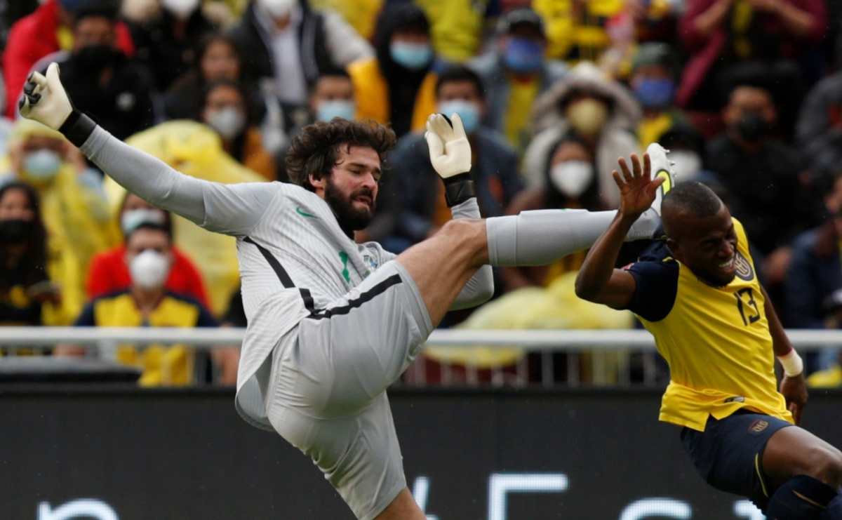 El insólito caso de Alisson, el portero que fue expulsado dos veces pero terminó el partido Ecuador 1-1 Brasil