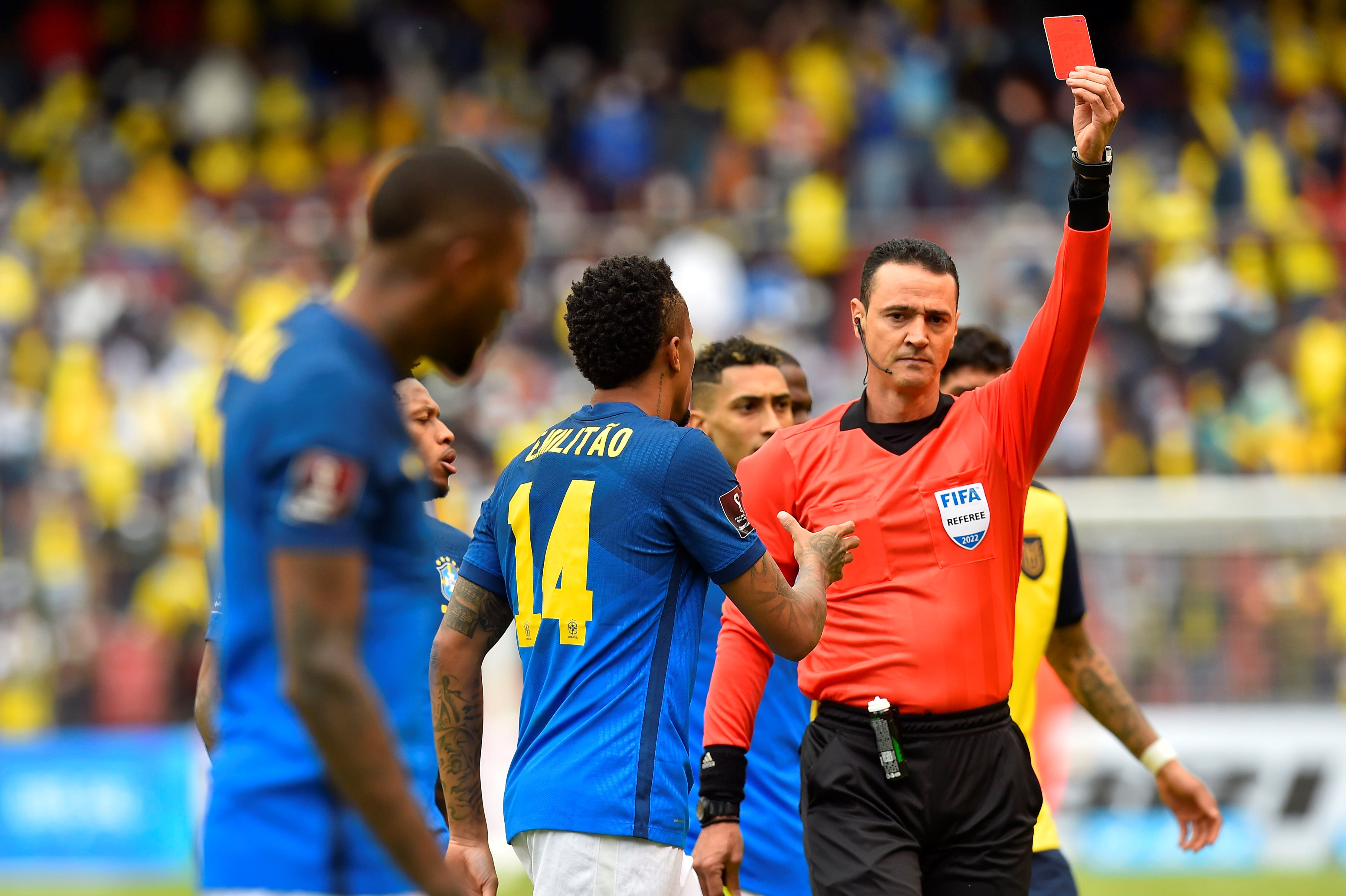 El árbitro colombiano Wilmar Roldán expulsa al brasileño Emerson, en un partido de las eliminatorias sudamericanas para el Mundial de Qatar 2022 entre Ecuador y Brasil en el estadio Rodrigo Paz Delgado en Quito. Foto Prensa Libre: EFE.