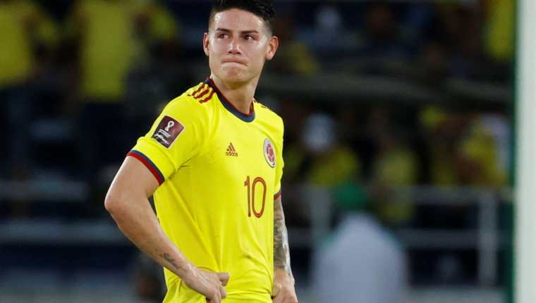 James Rodríguez de Colombia lamenta la derrota de su selección, Colombia ante Perú en el estadio Metropolitano. (Foto Prensa Libre: EFE)