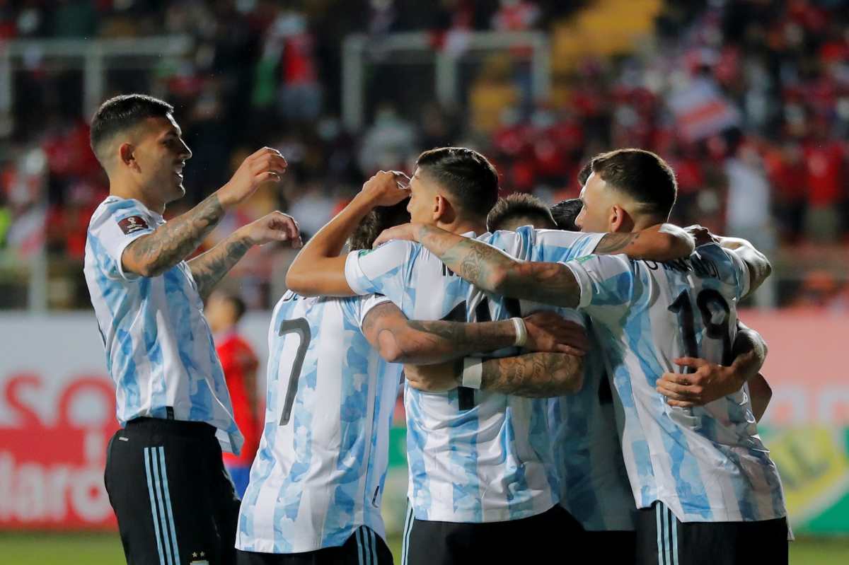 Argentina sin Messi gana 2-1 y deja a Chile con un pie fuera del Mundial de Qatar 2022